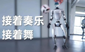 宇树科技人形机器人实拍：干扰中跳舞自如，AI质疑已消？