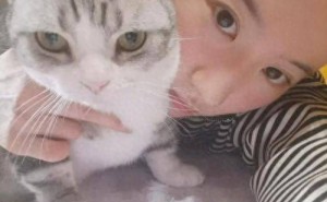刘亦菲神仙生活曝光：真丝睡衣与宠物共舞，宠溺态度惹人羡！