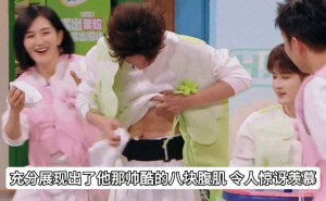 何炅51岁秀八块腹肌，网友惊叹：何老师，你的自律让人佩服！