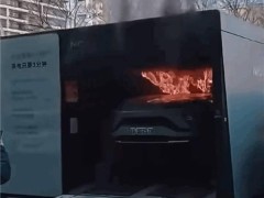 蔚来换电站突发火灾，官方回应：系屋顶照明灯引发