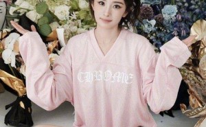 杨幂潮州街头变身“铲屎官”，猫系女神的温柔治愈日常！