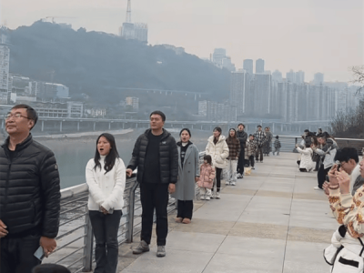 李子坝轻轨成网红新吃法？游客排队打卡“吃”轻轨视频