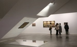 美术馆百米圈内，李淜28幅油画重构现实与想象的边界