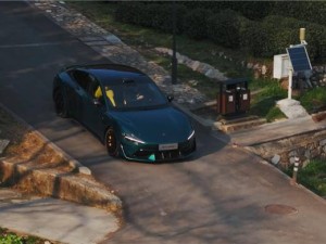 小米SU7 Ultra新配色祖母绿曝光，国产性能车再掀豪华风潮？