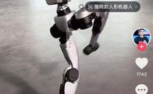 宇树G1机器人展现720度回旋踢，功夫BOT名不虚传！