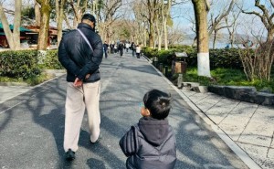朱丹分享家庭温馨瞬间，周一围携子逛苏堤背影照曝光