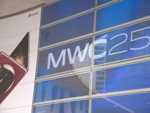 MWC25黑科技盛宴：宠物也玩智能手机，智能隐形眼镜未来已来？