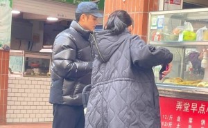 明道携妻儿上海街头吃早餐，低调生活幸福美满