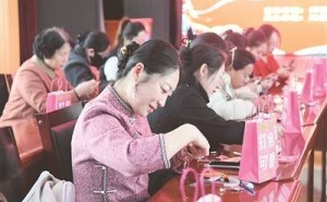 闻喜县非遗文化盛事：妇女巧手织就宋锦新芳华