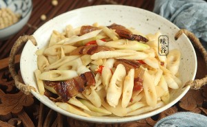 春日限定！鲜笋炒腊肉，一口锁住春天的味道，百吃不厌