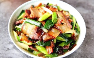 腊肉炒得硬又咸？两步预处理，让你轻松享美味腊肉！
