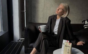 莫斯科时尚界新宠：Yana Koroed的简约精致风穿搭秘籍