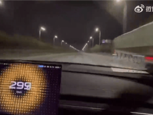 小米SU7 Ultra街头狂飙300km/h！雷军：该限速吗？