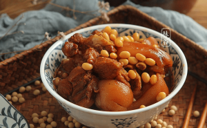 家常黄豆焖猪蹄，软糯入味超下饭，简单几步搞定！