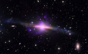 超大质量黑洞“躺平”奇观：旋转竟与星系方向垂直