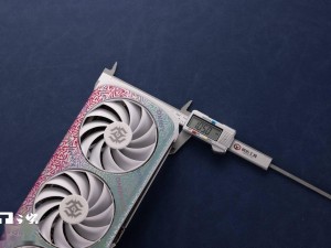 索泰RTX 5070 XGAMING OC显卡图赏：红绿渐变涂鸦，游戏性能如何？