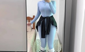 运动风也能这么潮？浅蓝色连体服解锁时尚新姿势！