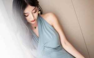 杨晨晨挂脖长裙演绎职场优雅，自信风采令人赞叹