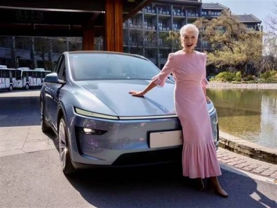 马斯克之母中国行：樱花粉下体验Model Y，大赞焕新魅力