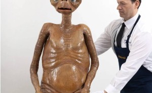 《E.T.外星人》经典拍摄模型现身拍卖行，成交价或超650万人民币