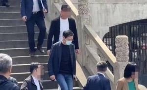 雷军重返武大，豪发百万奖学金，还聊起了新能源车牌与身材管理