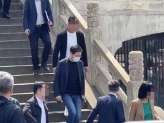 雷军重返武大颁发百万奖学金，还聊起了新能源车牌与身材管理