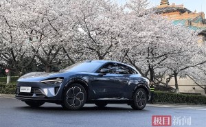 雷军武大之行：保安眼中的劳模，小米新车YU7抢镜亮相