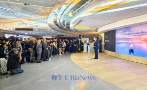 小鹏香港科技体验店盛大开业，右舵X9上市引关注，价格高出内地20万