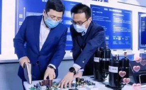 海尔周云杰与雷军同台，山东话飙上热搜，谁才是商业圈的真大佬？