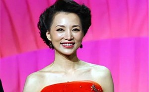 52岁董卿晨跑照曝光，身材紧实似少女，网友：优雅依旧！