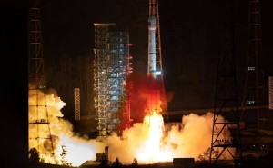 天链二号04星翱翔太空，长征三号乙火箭续写辉煌篇章！