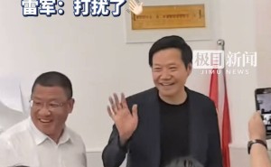雷军重返仙桃中学，学生反应各异：热情打招呼VS淡定写作业