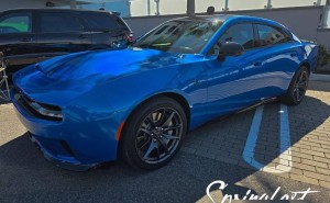 道奇四门电动Charger Daytona重启首秀，全新亮蓝色涂装引热议！