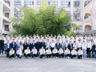 雷军回武大谈学习：大学不只是背书，要读好书更要动手实践！