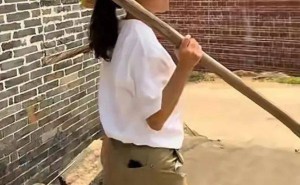 港姐麦家琪回归田园！49岁光脚抛秧，2小时种5分地展露真性情