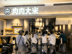 贵还累，这家日式快餐为何让人排队上瘾？
