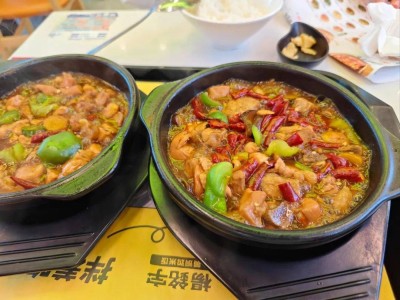 平价餐饮困局：杨铭宇黄焖鸡米饭食安问题频发，行业利润链何时破局？