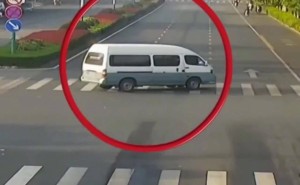 “开门杀”悲剧！网约车司机停车未提醒，乘客开门撞死电动车主被判刑