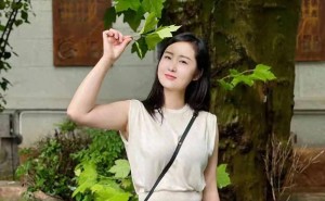 静谧时光：林间男子，自然与都市气质的完美融合