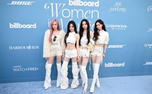 aespa荣获Billboard“年度组合”，闪耀音乐颁奖礼，承诺以佳音回馈粉丝！