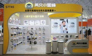 王祖蓝携手两只小蜜蜂，天津展演绎0感天窗头盔时尚新风尚