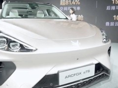 极狐阿尔法T6新上市，柔光金车漆亮眼，售价仅19.58万元！