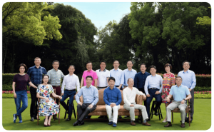 华为“天团”合影曝光，任正非低调站后排，持股仅0.65%彰显大智慧