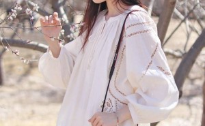 春日桃花下，佳能EOS R50如何助你定格人像美好瞬间？
