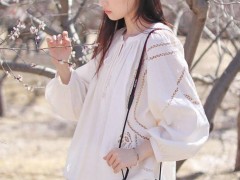 春日桃花下，佳能EOS R50如何助你定格人像美好瞬间？