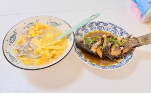 家常一餐，小鱼大满足：鱼子满满，母女共享温馨时光