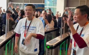 马云低调现身阿里云谷，身穿15周年纪念T恤引热议