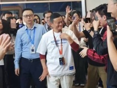 马云现身阿里云园区，身穿15周年纪念衫工牌“风清扬”抢镜