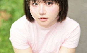 青春活力穿搭典范！她的粉色牛仔组合如何诠释新时代女性自信？