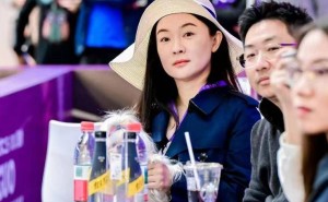 霍思燕青岛亚宠展亮相，身材苗条气质佳，与宠物狗互动温馨满满